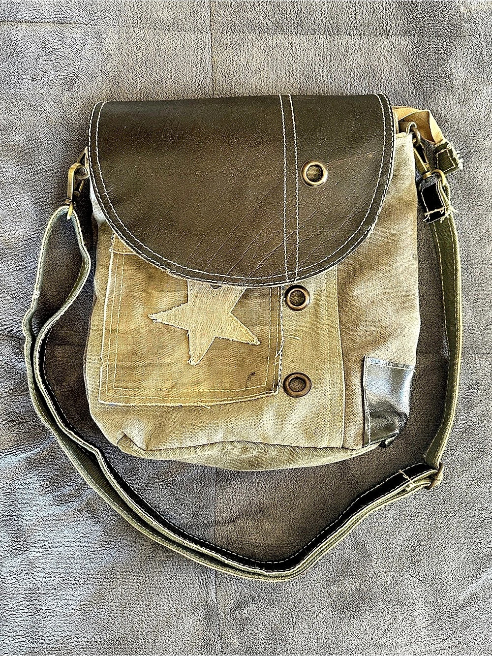 Star Crossbody Purse Bag Brown Beige Fold Over Full Zipper Stripe Pockets